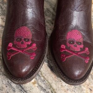 Old Gringo Stitched Scull & Crossbones Boots
Size 7.5 NWOB